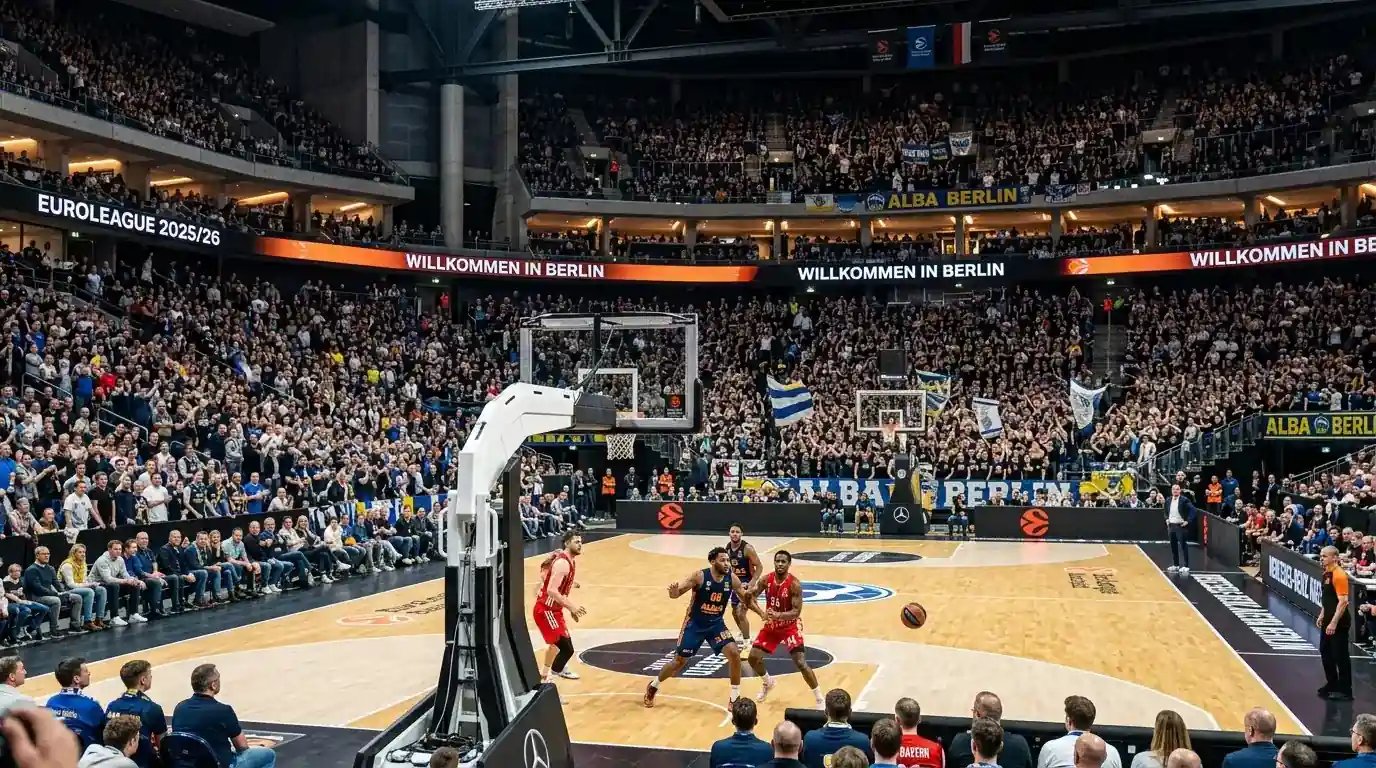 Voll besetzte Basketballarena auf Parkettboden während eines EuroLeague-Spiels der Saison 2025/26